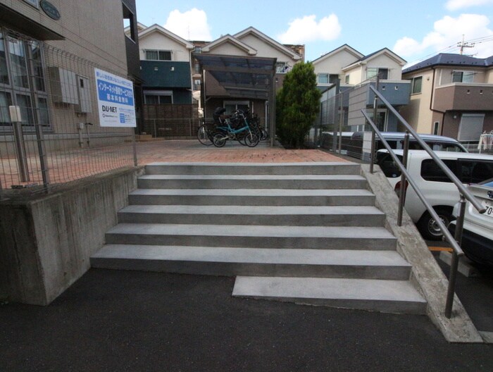 物件外観写真5　(エントランス部分)