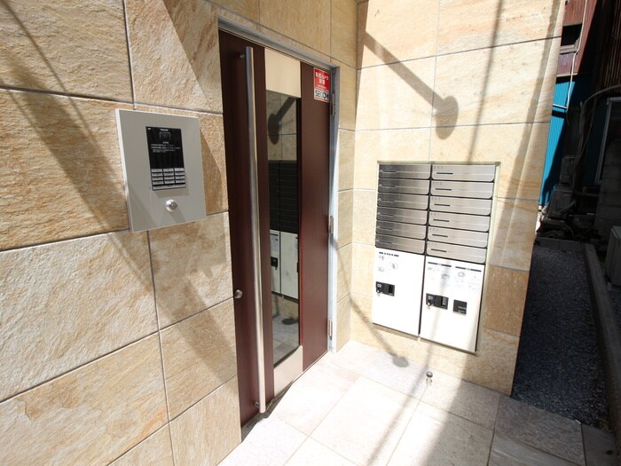 物件外観写真2　(エントランス部分)