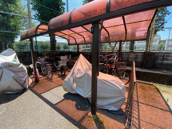 物件外観写真3　(駐輪場)