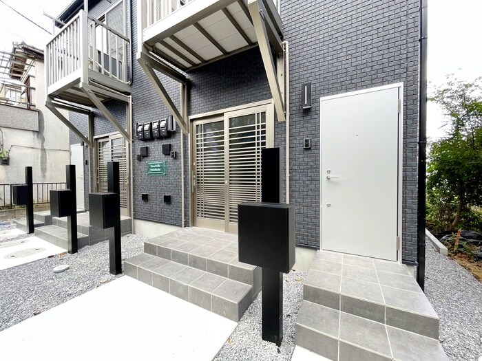 物件外観写真3　(エントランス部分)