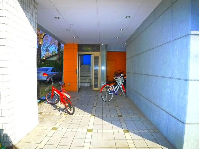 物件外観写真3　(エントランス部分)