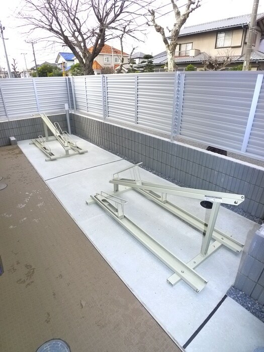 物件外観写真5　(駐輪場)