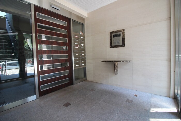 物件外観写真3　(エントランス部分)