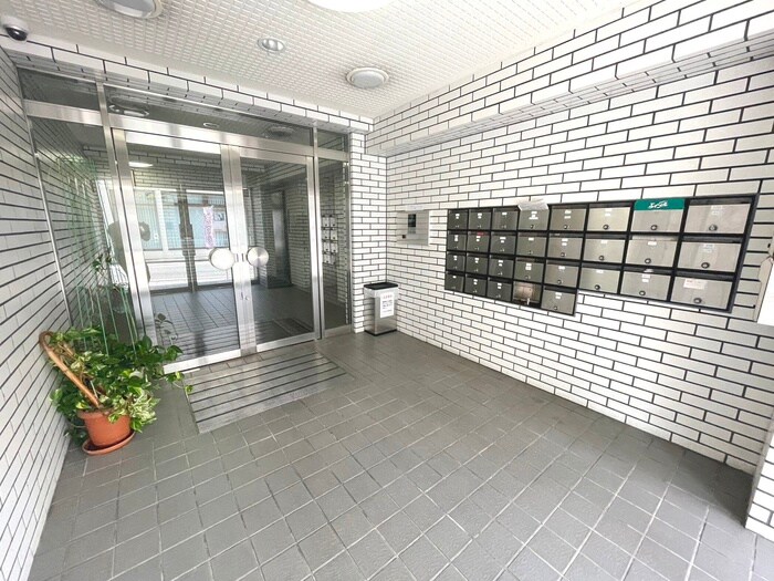 物件外観写真3　(エントランス部分)