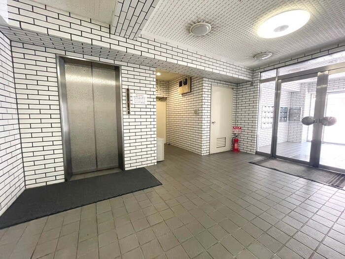 物件外観写真5　(エントランス部分)