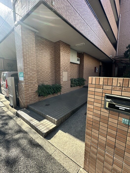 物件外観写真2　(エントランス部分)