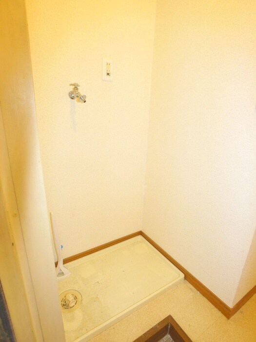 物件内観写真10　(洗濯機置場)