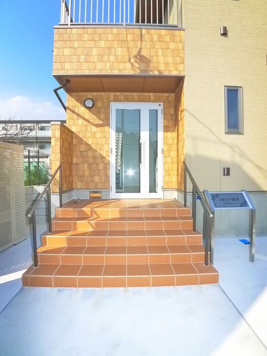 物件外観写真6　(エントランス部分)