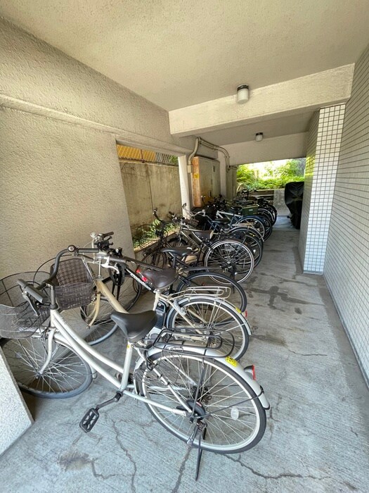 物件外観写真5　(駐輪場)