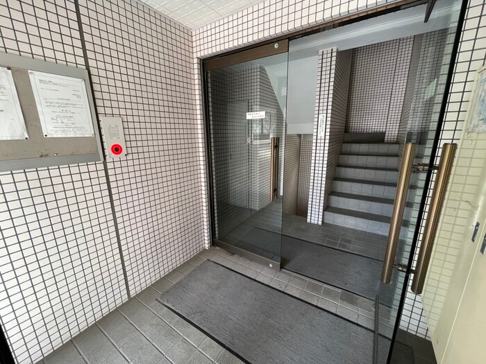 物件外観写真4　(エントランス部分)