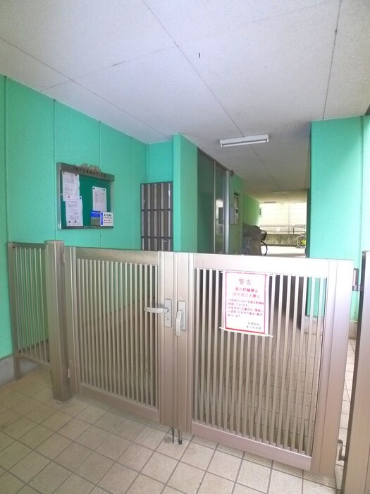 物件外観写真5　(エントランス部分)