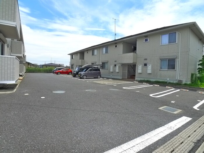 物件外観写真3　(駐車場)