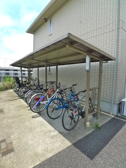 物件外観写真4　(駐輪場)