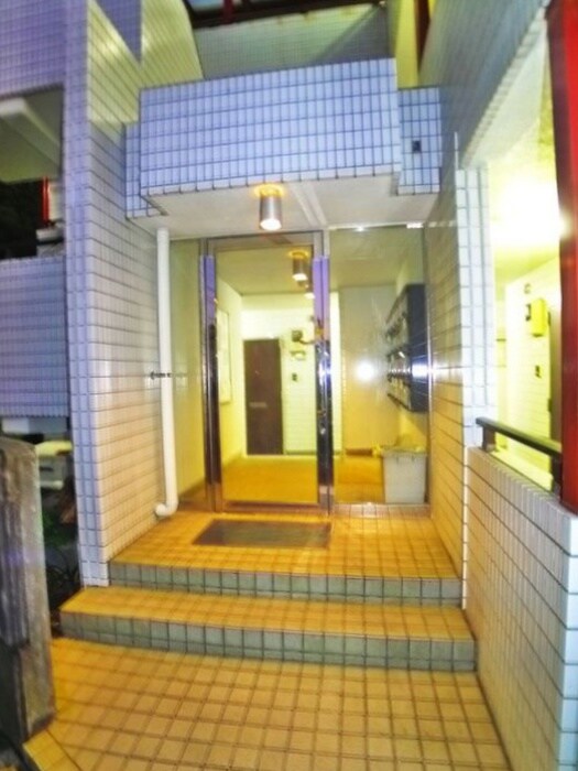 物件外観写真2　(エントランス部分)