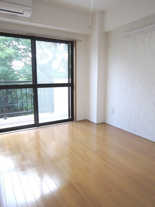 物件内観写真5　(室内からの展望)