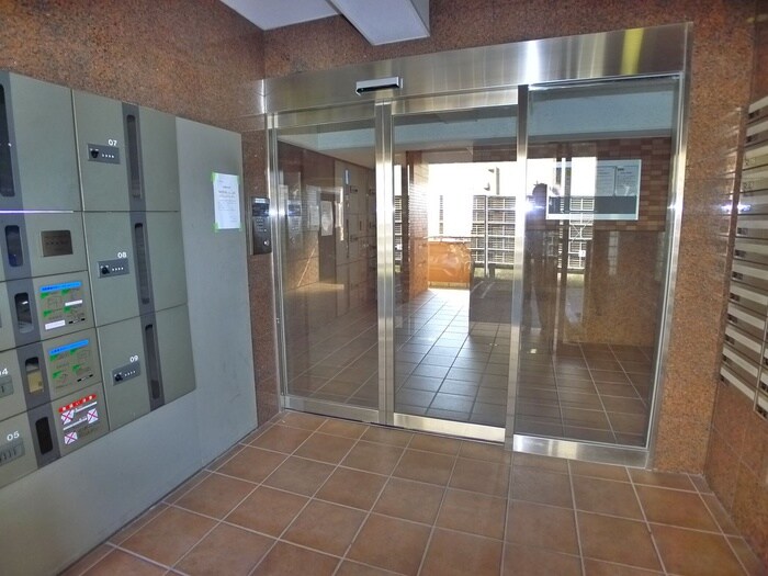 物件外観写真3　(エントランス部分)