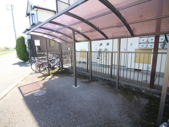 物件外観写真4　(駐輪場)