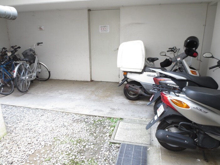 物件外観写真6　(駐輪場)