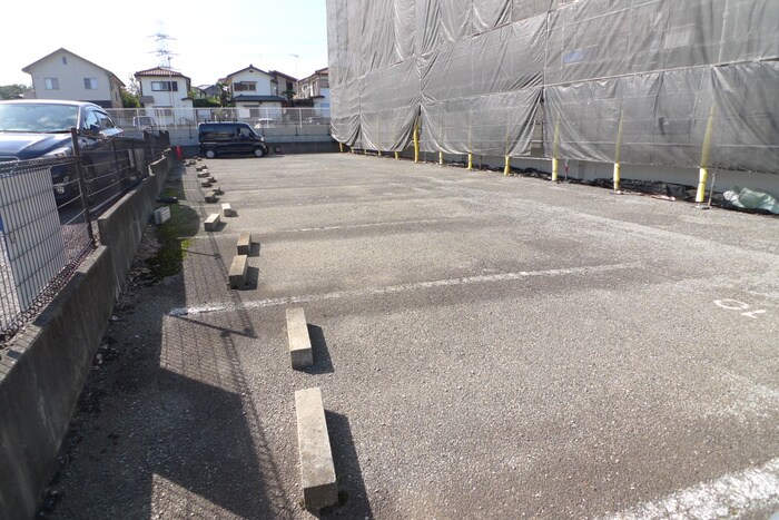 物件外観写真2　(駐車場)
