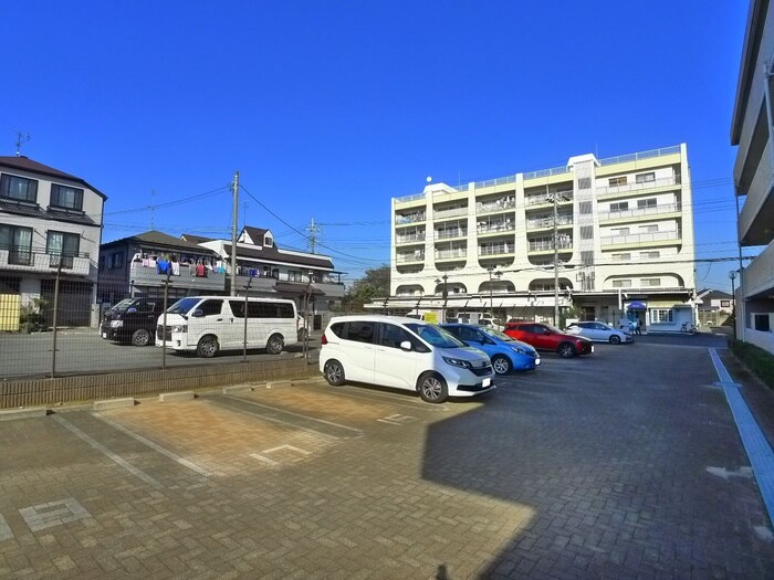 物件外観写真2　(駐車場)