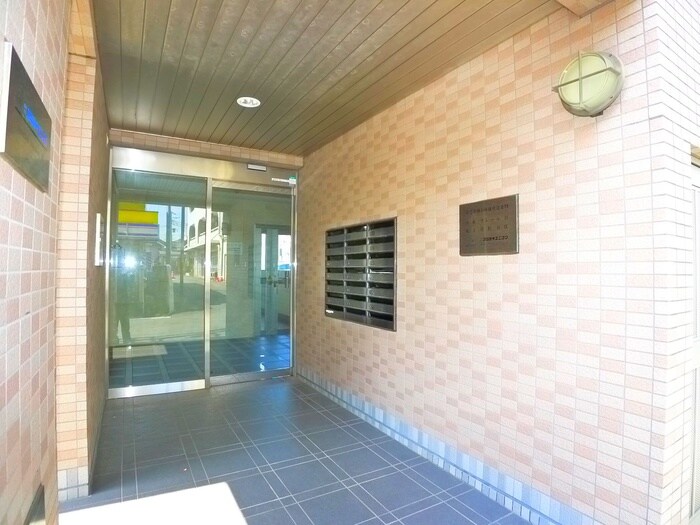 物件外観写真6　(エントランス部分)