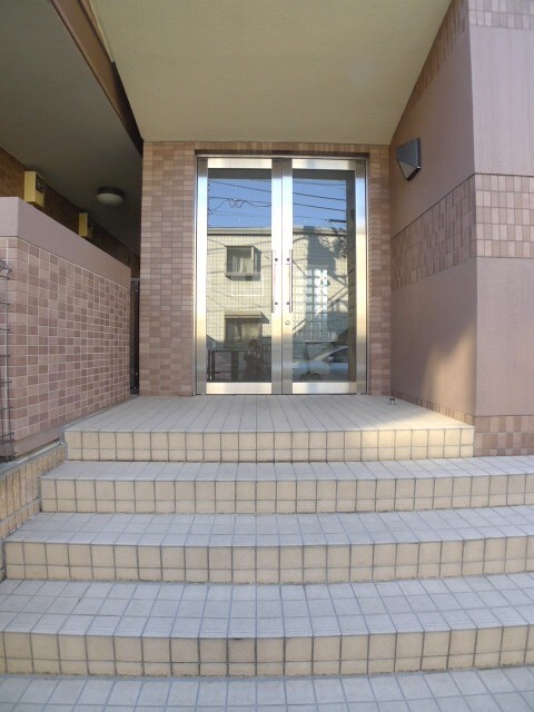 物件外観写真2　(エントランス部分)