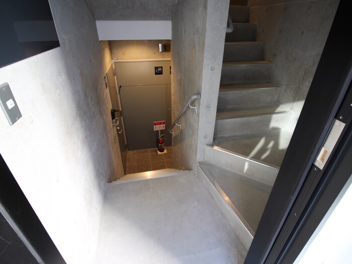 物件外観写真5　(エントランス部分)