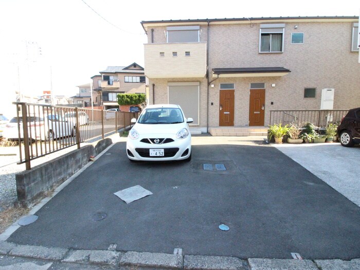 物件外観写真3　(駐車場)