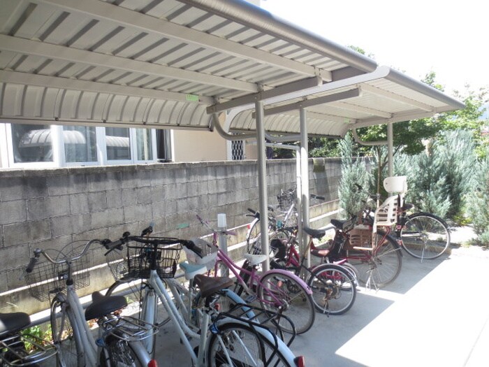 物件外観写真4　(駐輪場)