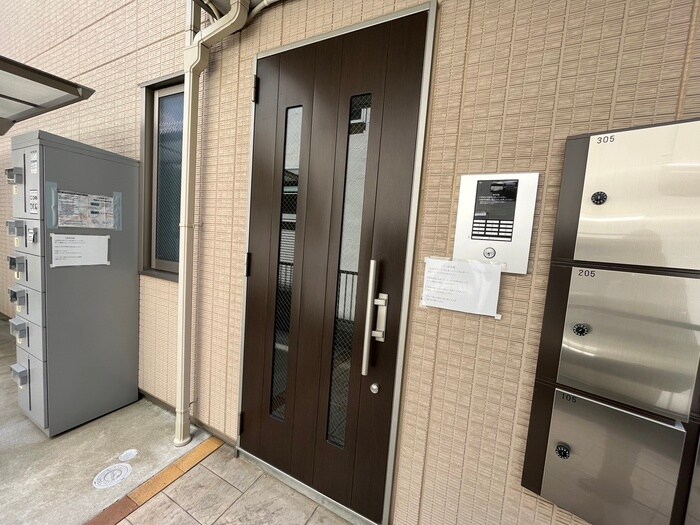 物件外観写真3　(エントランス部分)