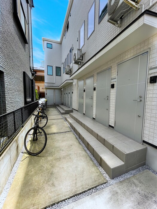 物件外観写真2　(エントランス部分)