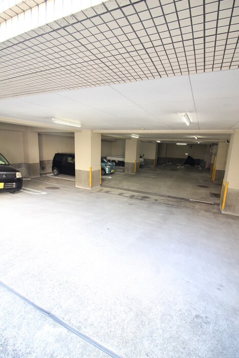 物件外観写真3　(駐車場)