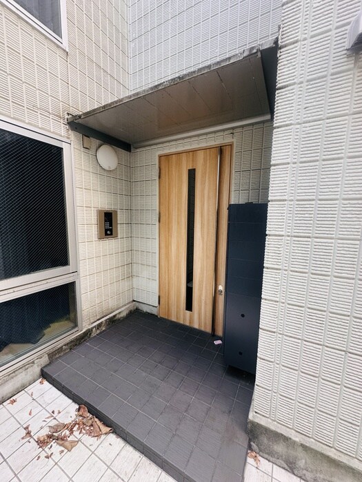 物件外観写真2　(エントランス部分)