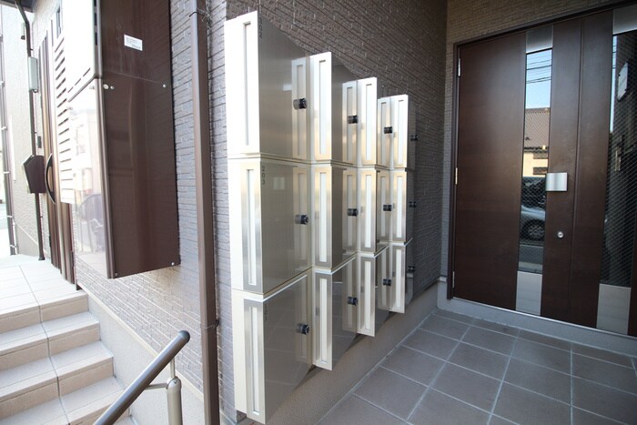 物件外観写真2　(エントランス部分)