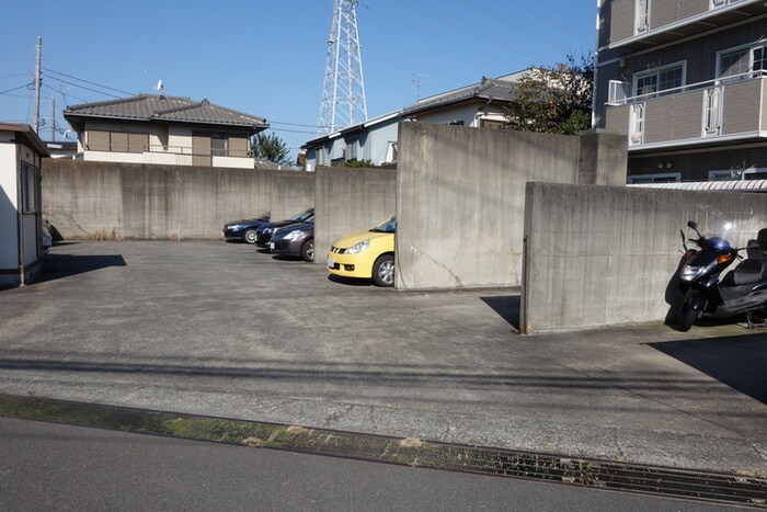 物件外観写真2　(駐車場)