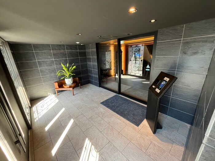 物件外観写真2　(エントランス部分)