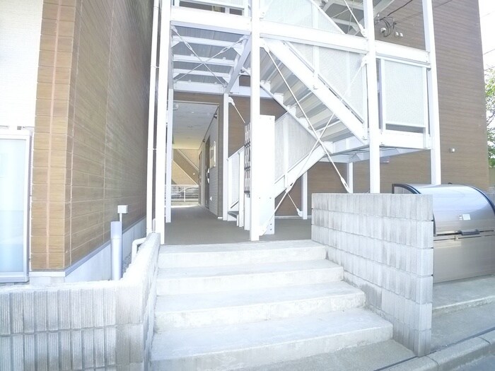 物件外観写真4　(エントランス部分)