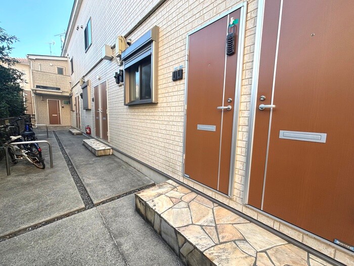 物件外観写真2　(エントランス部分)