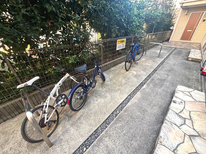 物件外観写真4　(駐輪場)