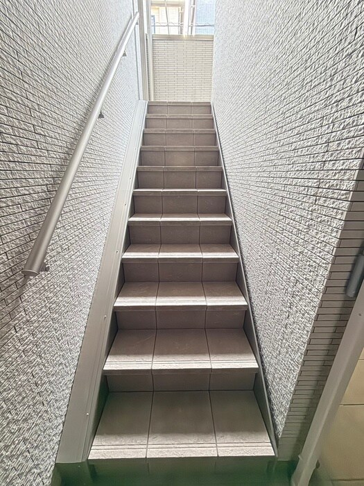 物件外観写真6　(エントランス部分)