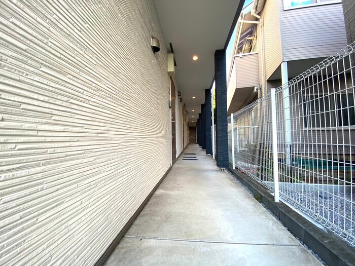 物件外観写真2　(エントランス部分)