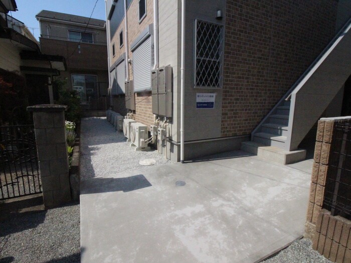 物件外観写真3　(エントランス部分)