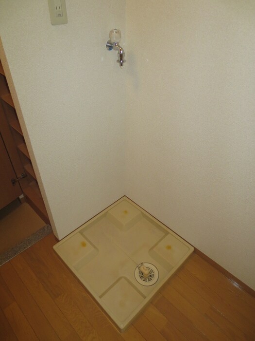 物件内観写真9　(洗濯機置場)