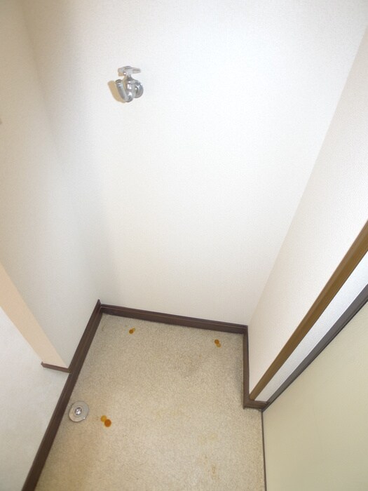 物件内観写真5　(洗濯機置場)