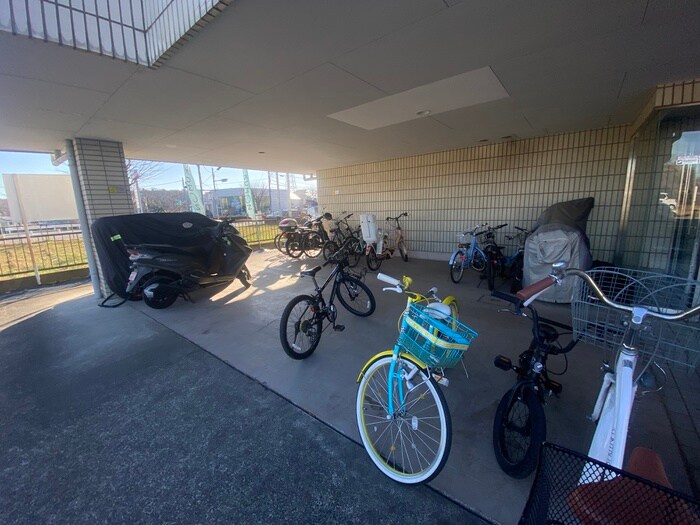物件外観写真4　(駐輪場)