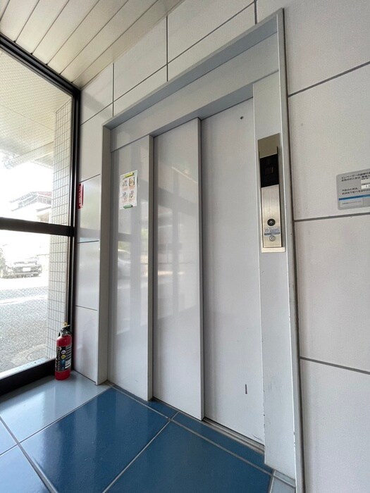 物件外観写真4　(エントランス部分)