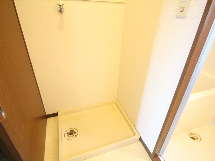 物件内観写真11　(洗濯機置場)