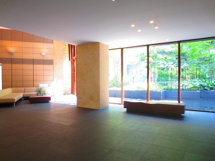 物件外観写真5　(エントランス部分)