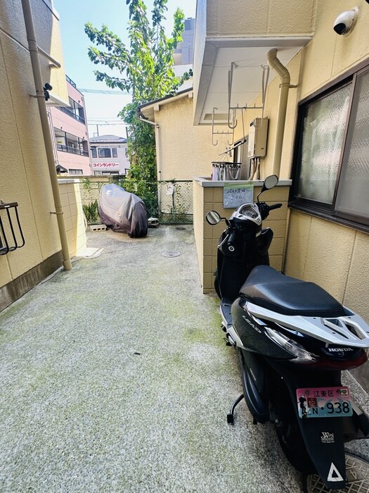 物件外観写真5　(バイク置き場)