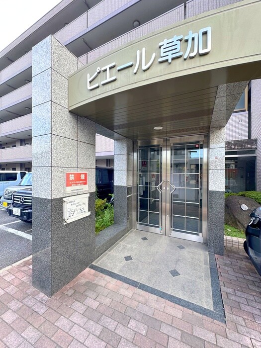 物件外観写真2　(エントランス部分)
